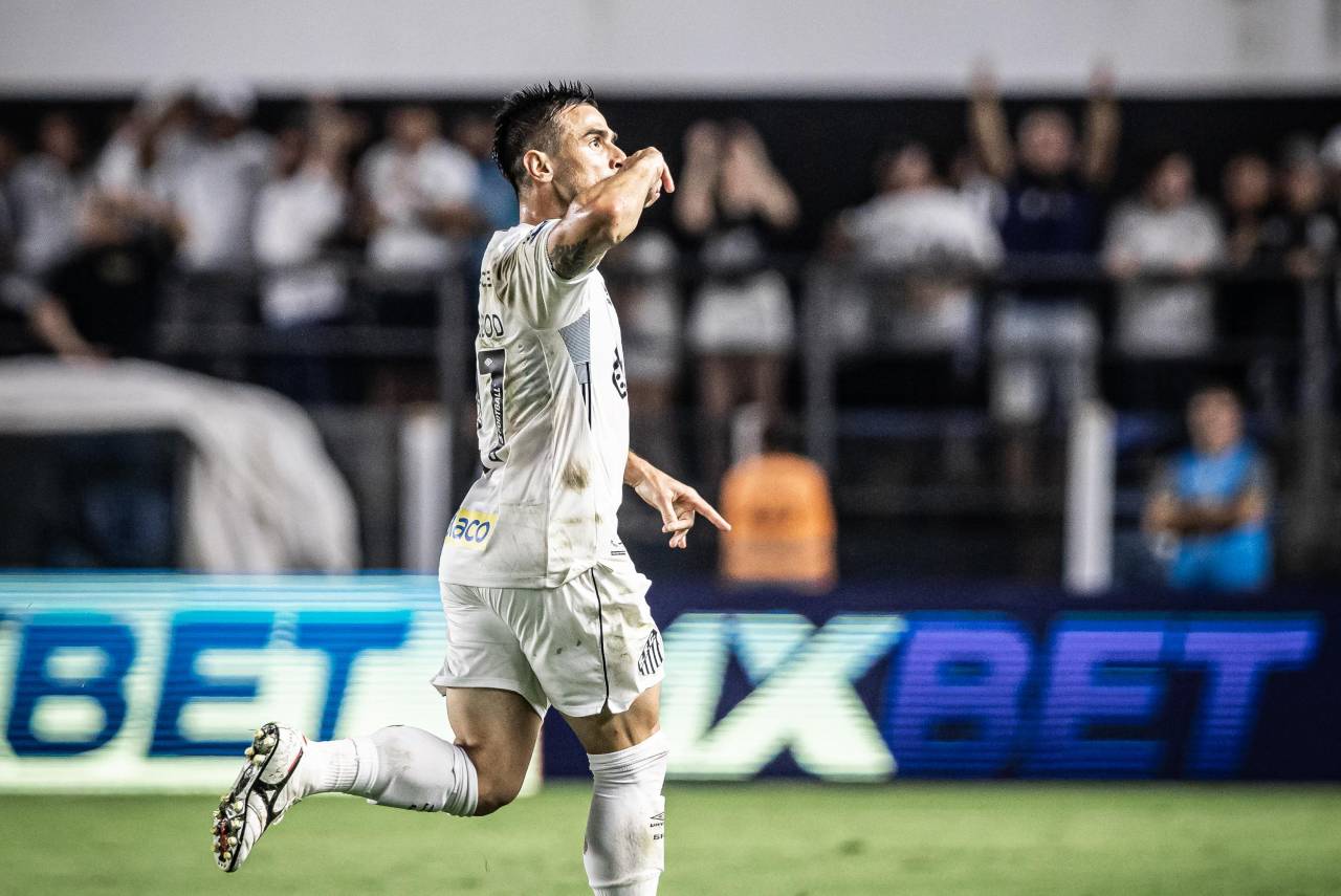 Bigode marcou um dos gols da vitória do Santos. Foto: Reprodução/X