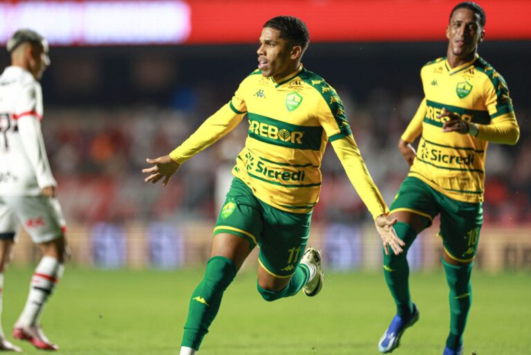 <p>Eliel marcou o gol da vitória do Cuiabá sobre o São Paulo (Foto: AssCom Dourado)</p>
