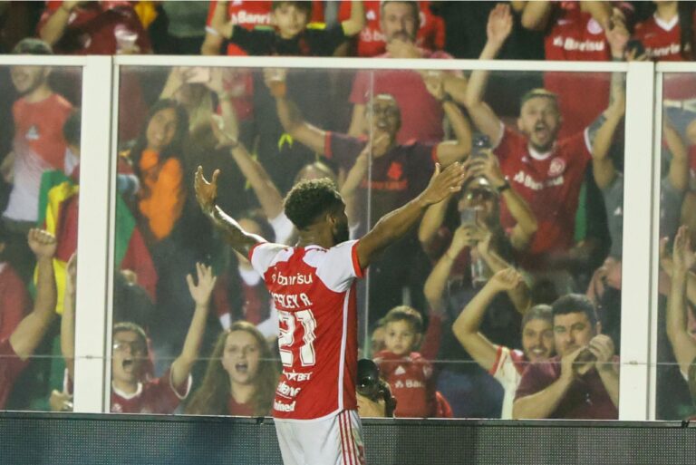 <p>Wesley comemora gol do Internacional. Foto: Ricardo Duarte/SCI</p>
