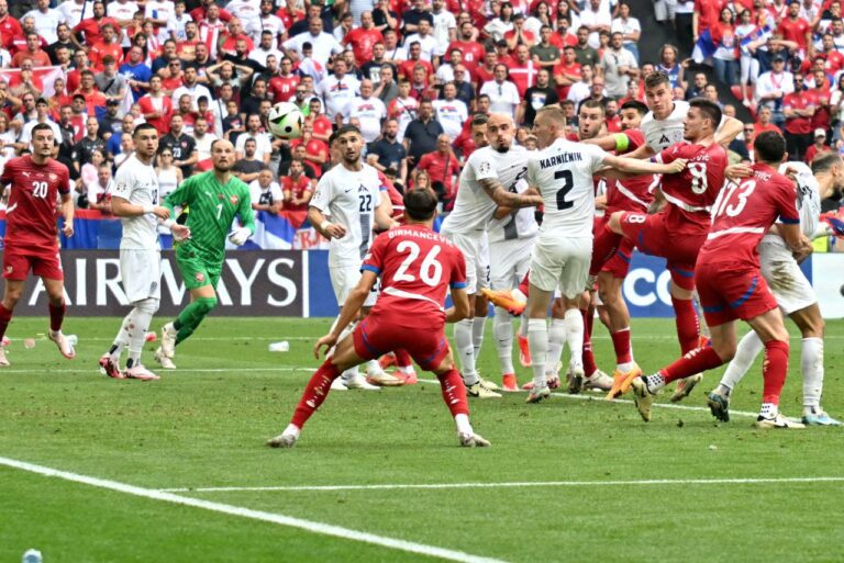 <p>Momento do gol de empate da Sérvia. Foto: Miguel Medina / AFP</p>
