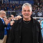 Roberto Baggio durante partida de basquete na Itália