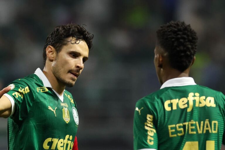 <p>Veiga comemora gol com Estêvão. Foto: Cesar Greco/Palmeiras/by Canon</p>
