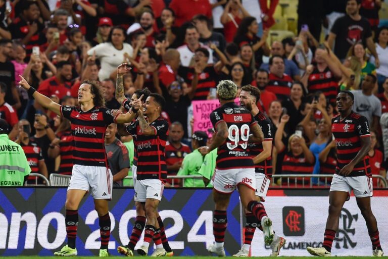 <p>Jogadores do Flamengo comemoram gol da vitória. Foto: Marcelo Cortes/CRF</p>
