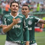Raphael Veiga e Dudu em campo pelo Palmeiras