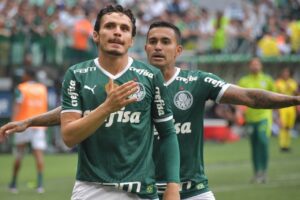 Raphael Veiga e Dudu em campo pelo Palmeiras