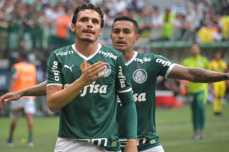 <p>Raphael Veiga e Dudu em campo pelo Palmeiras. Foto: Nelson Almeida/AFP</p>
