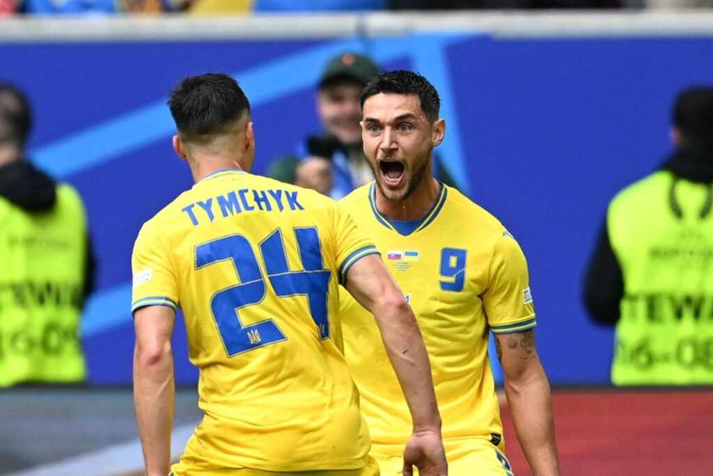 Yaremchuk e Tymchyk comemoram gol da Ucrânia