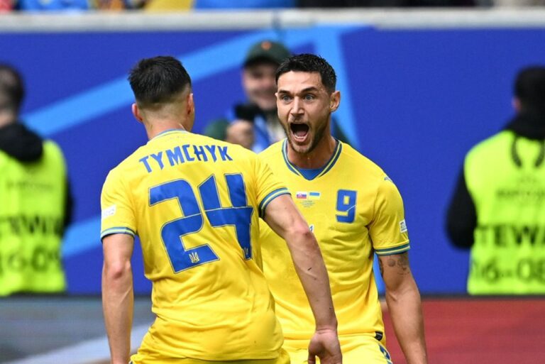 <p>Yaremchuk e Tymchyk comemoram gol da Ucrânia. Foto: Reprodução/Euro</p>
