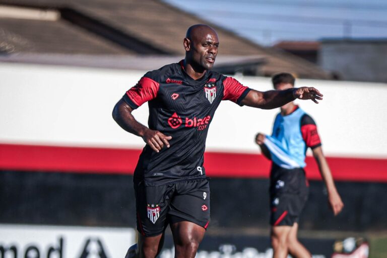 <p>Vagner Love em treino do Atlético. Foto: Ingryd Oliveira/ACG</p>
