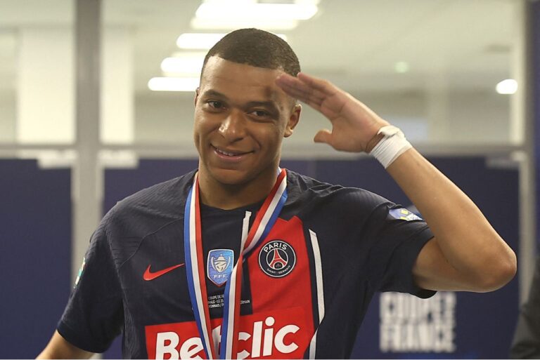 <p>Mbappé cobra salários e bônus atrasados ao PSG (Foto: Franck Fife/AFP)</p>
