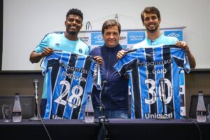 Rodrigo Caio e Jemerson sendo apresentado como reforço do Grêmio. Foto: Divulgação/Grêmio