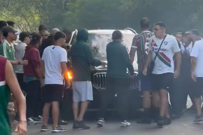 <p>Protesto da torcida do Fluminense (Foto: Reprodução)</p>
