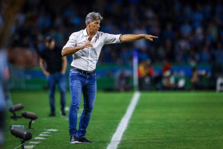 <p>Renato Gaúcho durante a derrota para o Internacional. Foto: Lucas Uebel/Grêmio</p>
