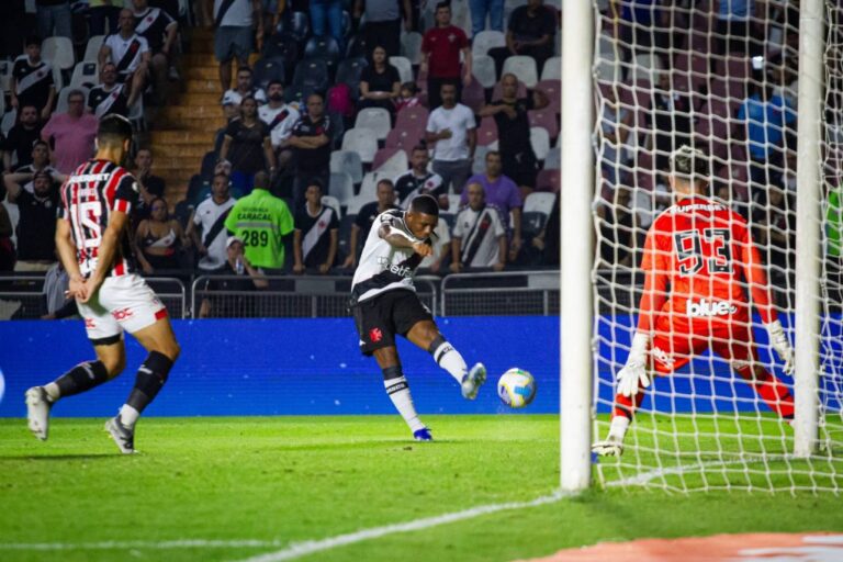 <p>Leandrinho fez um dos gols do jogo na virada vascaína. Foto: Leandro Amorim/Vasco</p>
