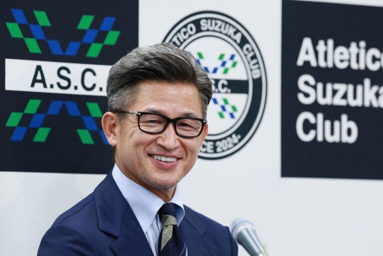 <p>Kazu Miura durante apresentação no novo clube. Foto: STR/AFP</p>
