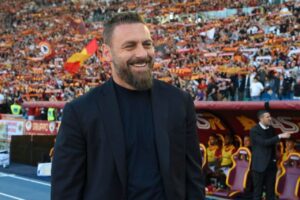 Daniele De Rossi renovou com a Roma até 2027 (Foto: Reprodução)