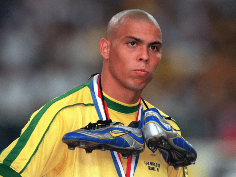 <p>Ronaldo Fenômeno abatido após a final da Copa de 1998, assumindo a responsabilidade. &#8211; Foto: UOL</p>
