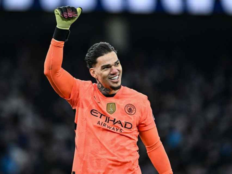 Goleiro Ederson defende a bola em um jogo vibrante da Premier League.