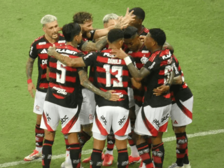 <p>A torcida do Flamengo, um mar de vermelho e preto, vibrando em um dia de jogo. -Foto: LANCE!</p>
