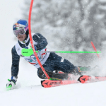 Lucas Pinheiro Braathen esquiando em alta velocidade em uma pista de esqui alpino nevada.