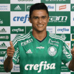 Erik, jogador do Palmeiras, treinando com determinação no campo.