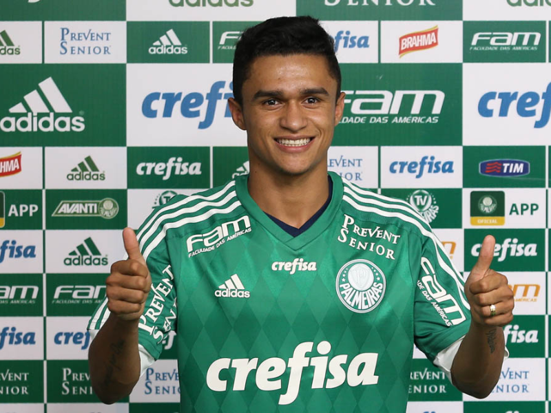 Erik, jogador do Palmeiras, treinando com determinação no campo.