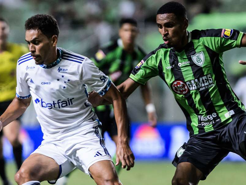 Gabigol comemora gol em clássico no Mineirão, torcida vibra.