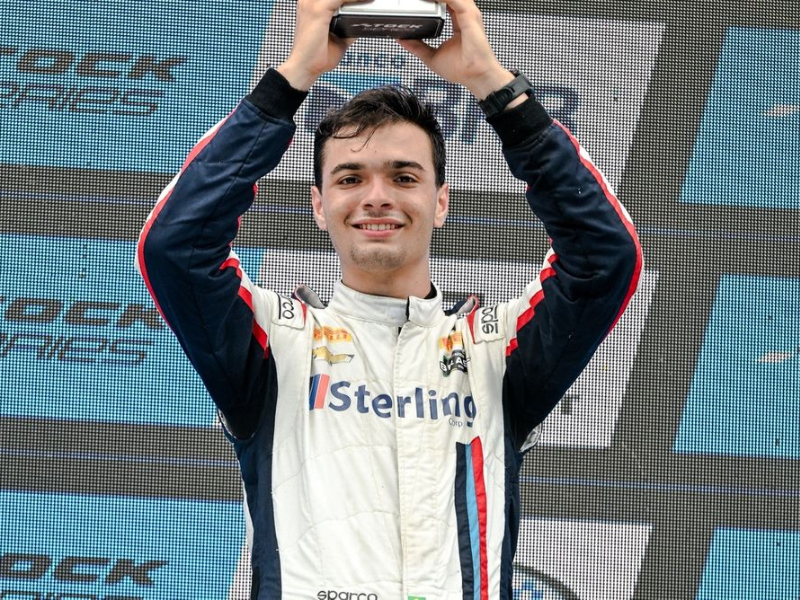 Leo Reis pilotando um carro de Stock Light da equipe W2 Racing ProgGP em alta velocidade.