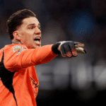 Goleiro Ederson comemora recorde histórico de assistências na Premier League.