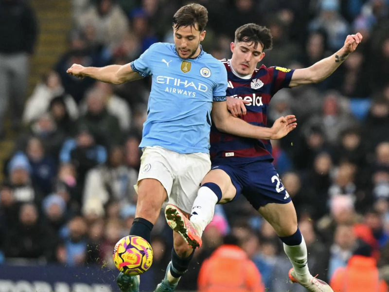 Claudio Echeverri treinando com a camisa do Manchester City.