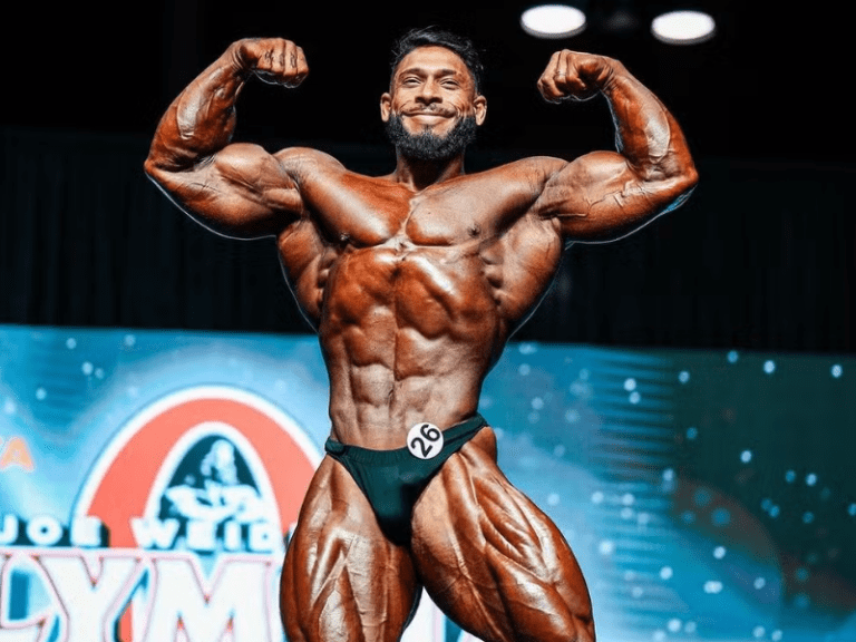 <p>Ramon Dino exibe sua forma física no palco do Mr. Olympia. – Foto: GloboEsporte</p>