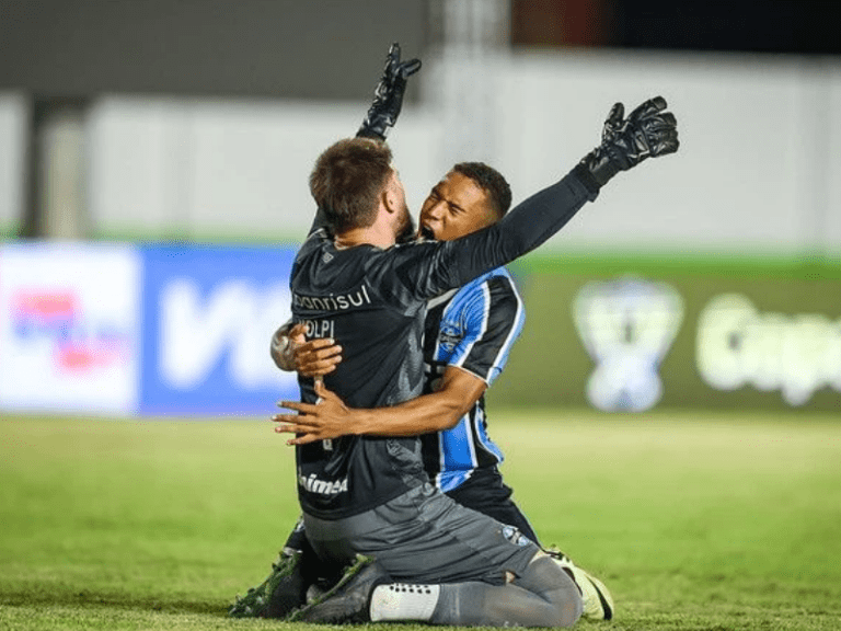 <p>Goleiro do Grêmio garante vaga na Copa do Brasil com defesa espetacular nos pênaltis. &#8211; Foto: SBT Sports</p>
