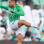 Vitor Roque comemorando gol com a camisa do Palmeiras no Allianz Parque.