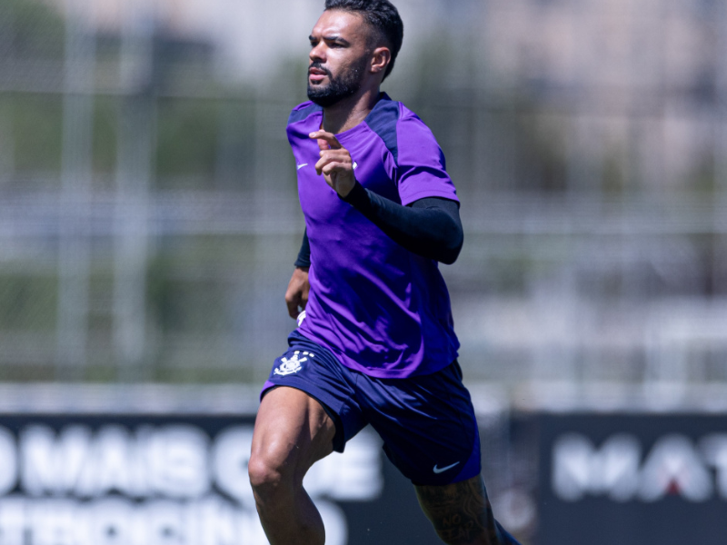 Jogador Raniele lesionado durante treino do Corinthians, com expressão de dor.