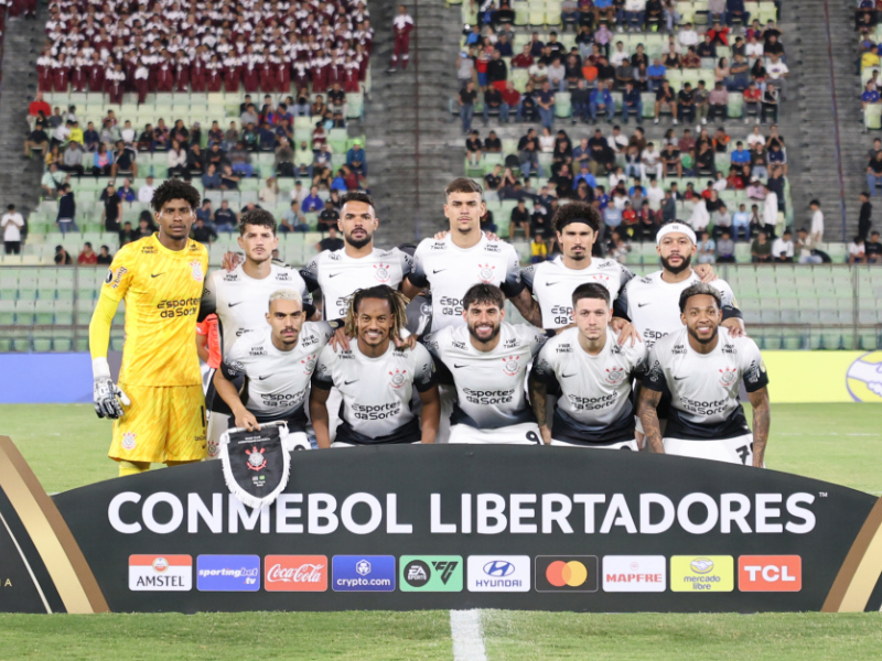 Memphis Depay comemora assistência em jogo do Corinthians no Neo Química Arena em 2025.