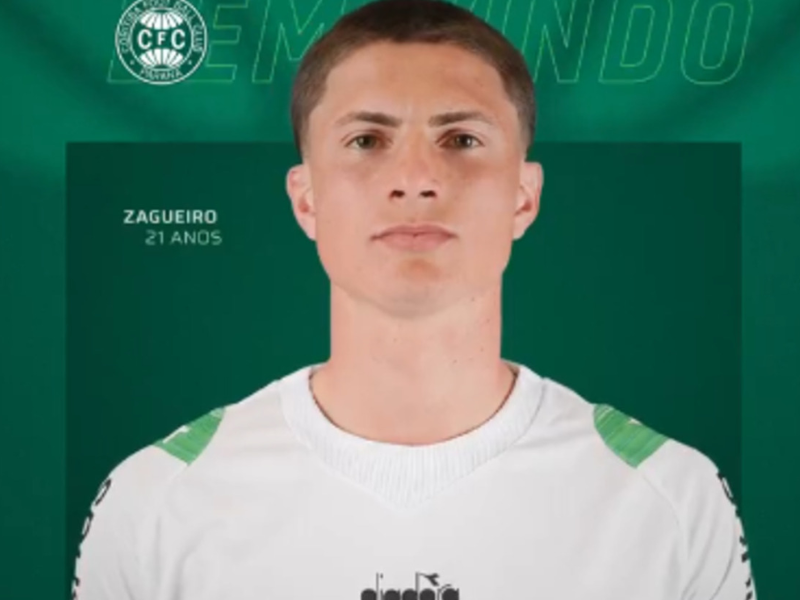 Jean Victor comemora gol com a camisa do Coritiba.