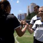 Brabinhas do Corinthians aprendendo truques de futebol freestyle com Luana Maluli.