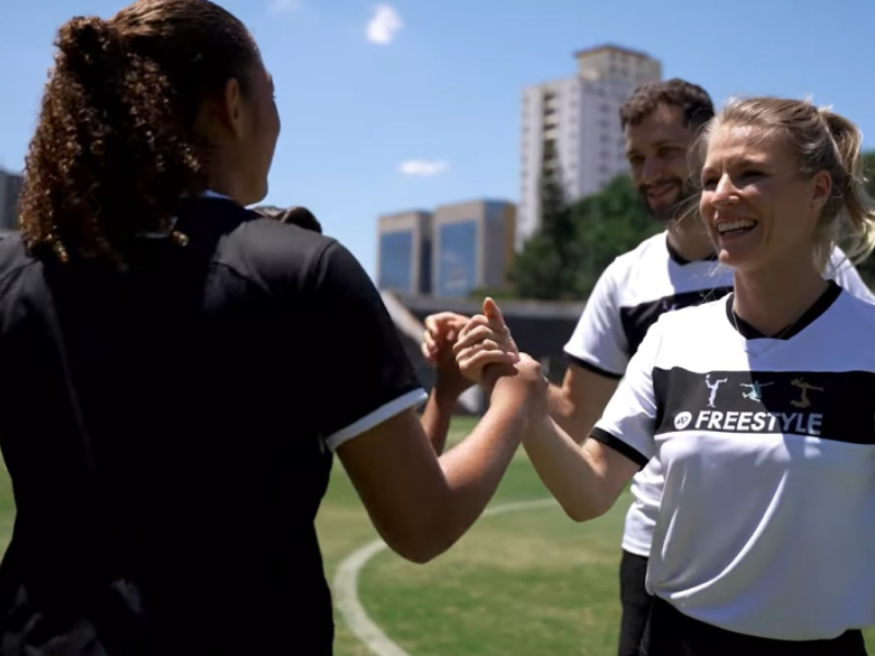 Brabinhas do Corinthians aprendendo truques de futebol freestyle com Luana Maluli.
