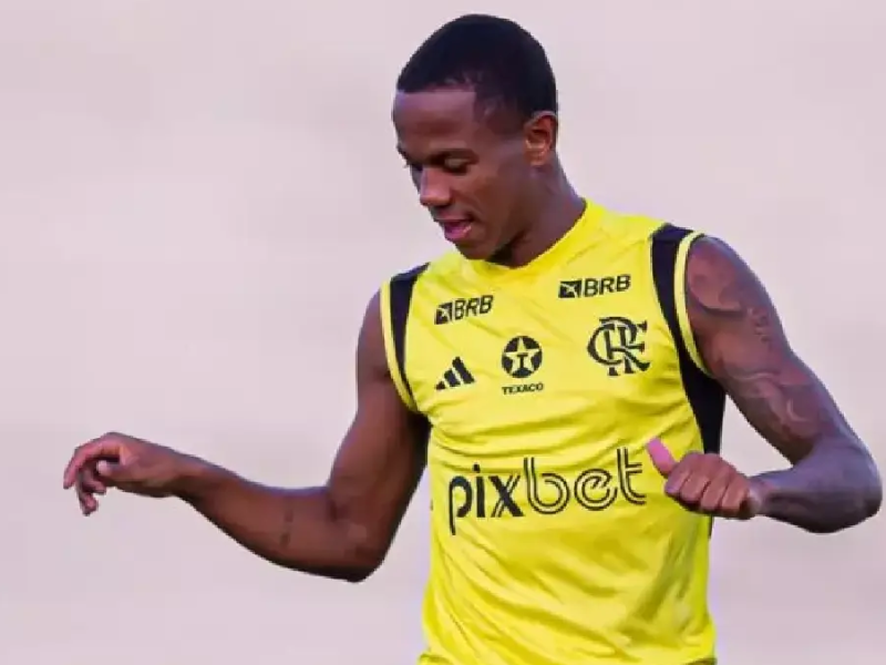 Wallace Yan comemora gol com torcida ao fundo