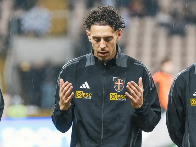 Técnico do Vasco, Álvaro Pacheco, observa o jogo durante o clássico contra o Flamengo no Maracanã.