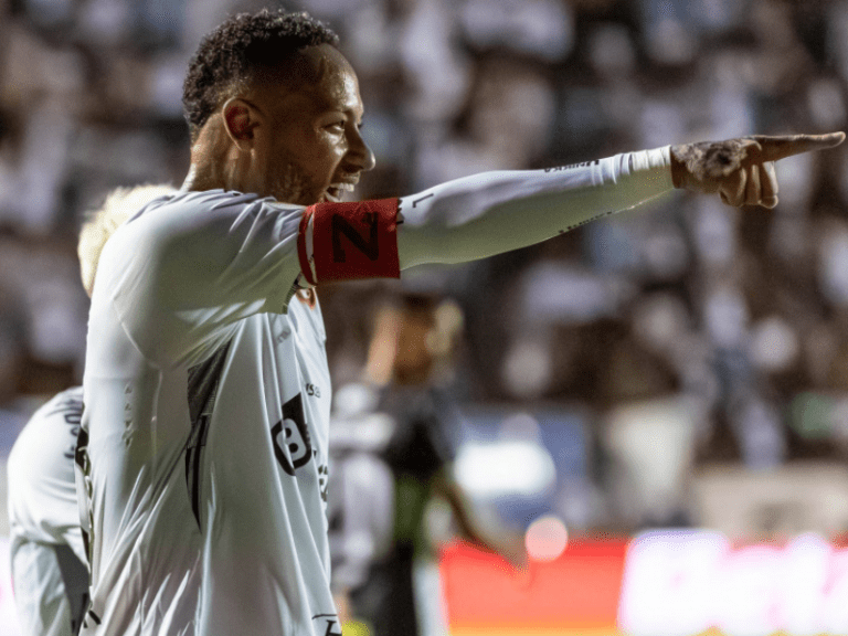 <p>Neymar marca em seu retorno após 500 dias, celebrando com a torcida do Al-Hilal. -Foto: Transfermarkt</p>
