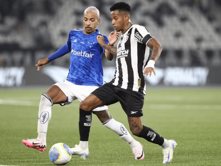 <p>Cruzeiro e Botafogo se enfrentam em amistoso emocionante, mantendo o ritmo e testando novas estratégias. -Foto: O Globo</p>
