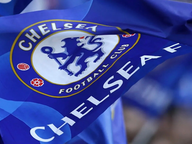 Jogadores do Chelsea e Southampton disputam a bola em jogo da Premier League.
