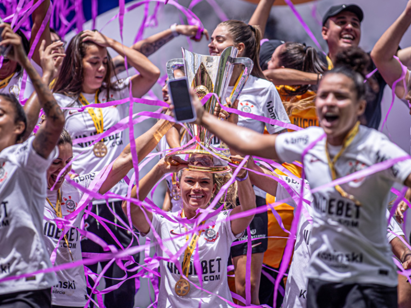Jogadora do Corinthians disputando a bola durante partida da Supercopa Feminina.