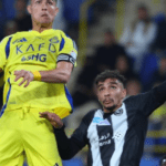 Cristiano Ronaldo comemora gol pelo Al-Nassr em partida da Liga Saudita.