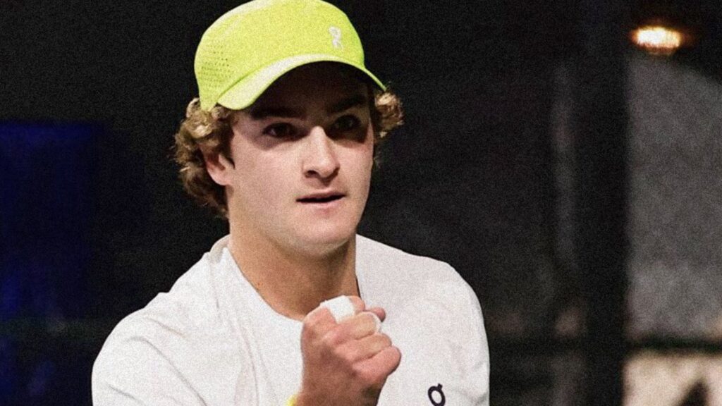 João Fonseca jogando tênis no Chile Open, com expressão de esforço e concentração.
