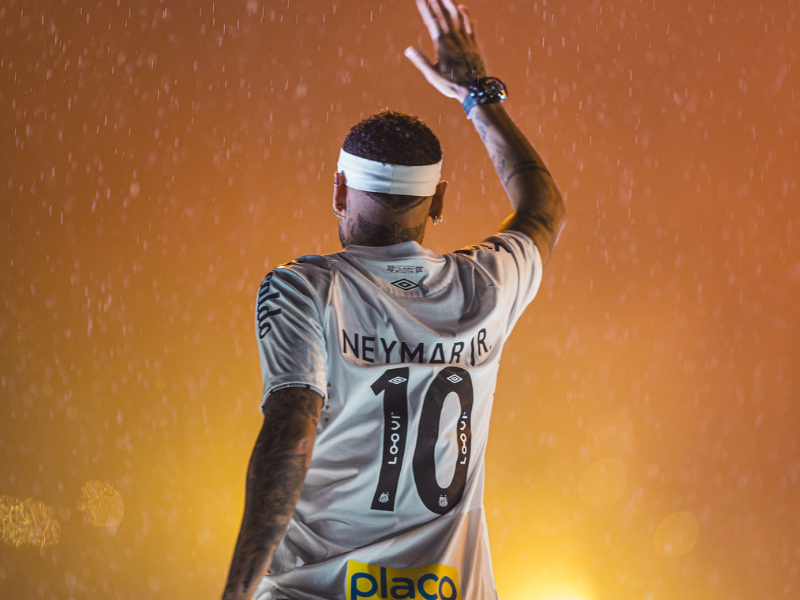 Neymar em reunião no CT Rei Pelé, discutindo planos de renovação com engenheiros e dirigentes do Santos.
