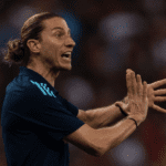 Filipe Luís gesticulando durante discussão com o árbitro em jogo do Flamengo.