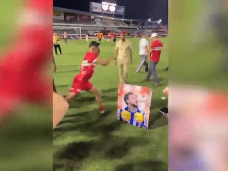<p>Jogador do CRB celebra o título chutando foto de rival do CSA, acendendo a rivalidade. -Foto: CNN Brasil</p>