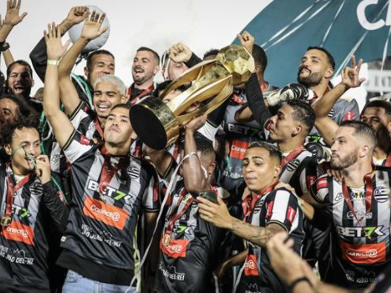 Jogadores do Athletic comemorando a conquista do Troféu Inconfidência e a vaga na Copa do Brasil.